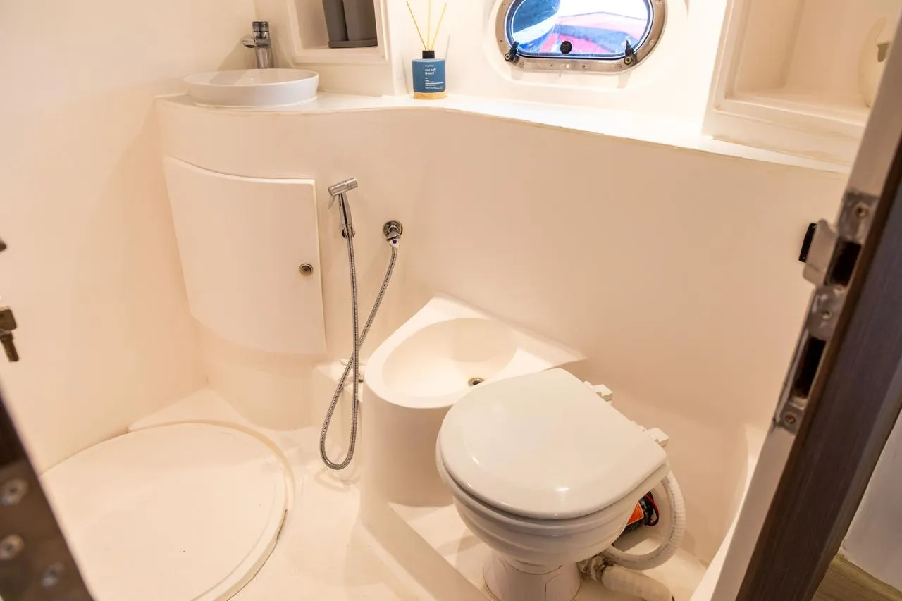 MAY ONE - Image n°1